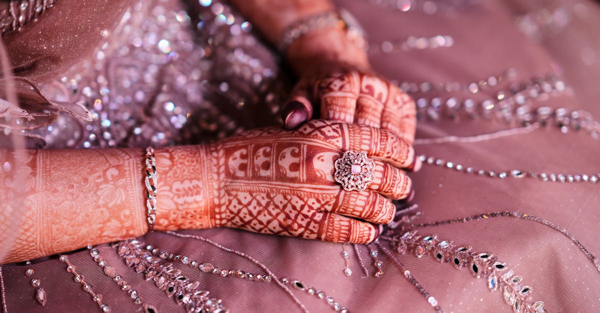 découvrez la beauté et l'élégance de la robe de mariage algérienne : traditions, styles et inspirations pour un look inoubliable le jour de votre mariage.