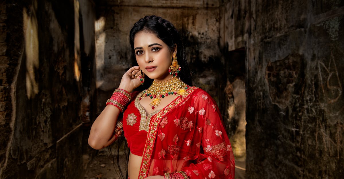 découvrez notre collection de robes de mariée arabes, alliant élégance traditionnelle et modernité. trouvez la tenue parfaite pour un mariage inoubliable, inspirée par la richesse de l’artisanat oriental.