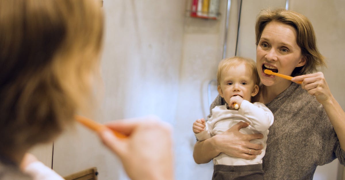 découvrez tout ce qu'il faut savoir sur les dents de lait : leur apparition, leur rôle, l'âge auquel elles tombent et des conseils pour prendre soin des premières dents de votre enfant.