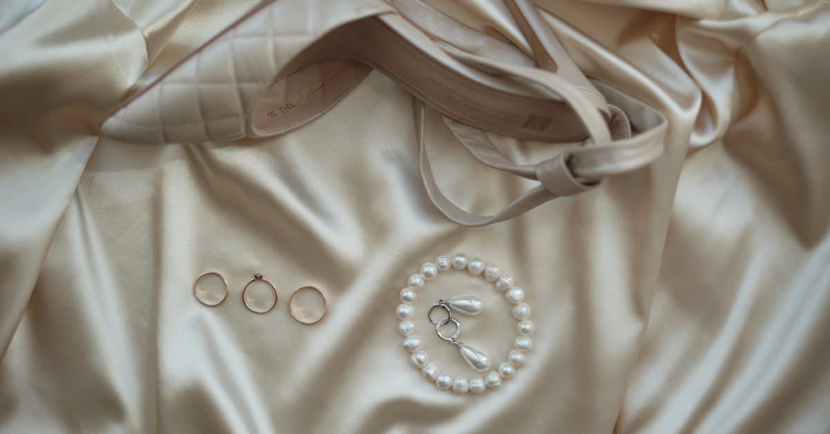 découvrez notre sélection de robes de mariée dos nu, élégantes et raffinées pour une allure inoubliable le jour de votre mariage. trouvez la robe parfaite qui mettra en valeur votre silhouette avec subtilité et glamour.