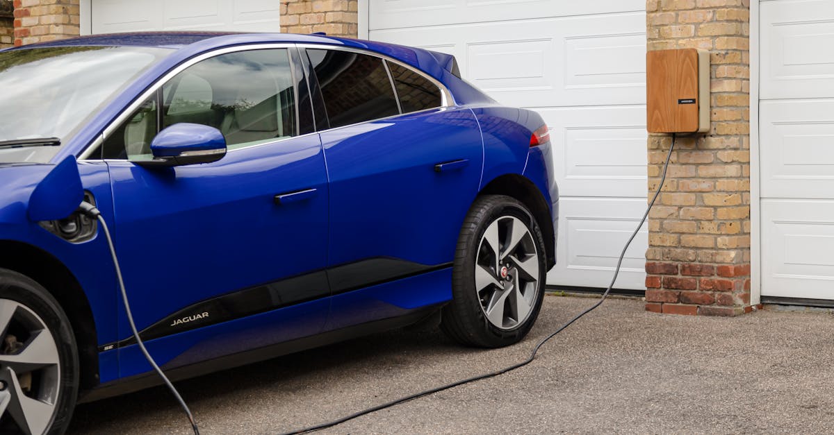 découvrez combien de temps il faut pour recharger une batterie de voiture, les facteurs qui influencent la durée de charge et des conseils pratiques pour optimiser la performance de votre batterie automobile.