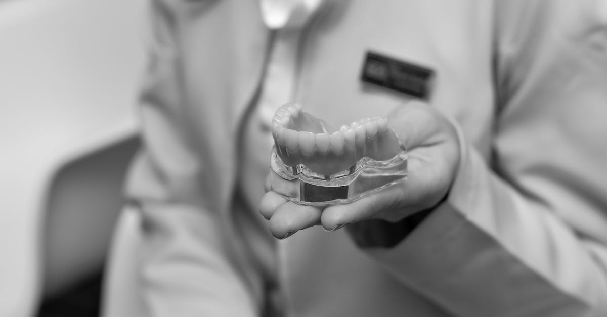 découvrez les principaux inconvénients des implants dentaires : risques, coût, durée du traitement et autres aspects à considérer avant de choisir cette solution de remplacement dentaire.