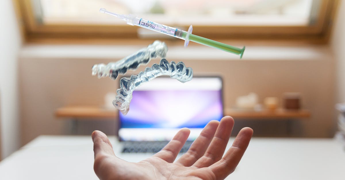 découvrez tout ce qu'il faut savoir sur l'implant dentaire : avantages, types, procédures, prix et conseils pour retrouver un sourire naturel et durable.