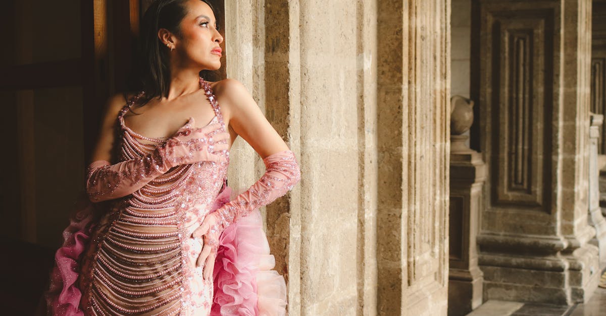 découvrez notre collection de robes de soirée élégantes, parfaites pour vos événements spéciaux. trouvez la robe idéale alliant style, confort et sophistication pour sublimer vos soirées.