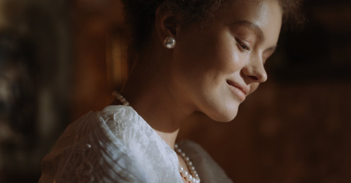 découvrez notre collection élégante de robes de soirée pour chaque occasion. styles variés, tissus raffinés et coupes tendance pour sublimer votre silhouette lors de vos événements spéciaux.