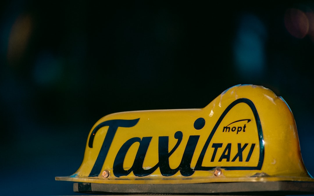 découvrez ce qu'est la flat tax, son fonctionnement, ses avantages et inconvénients, ainsi que son impact sur votre fiscalité en france. guide complet et explications claires.