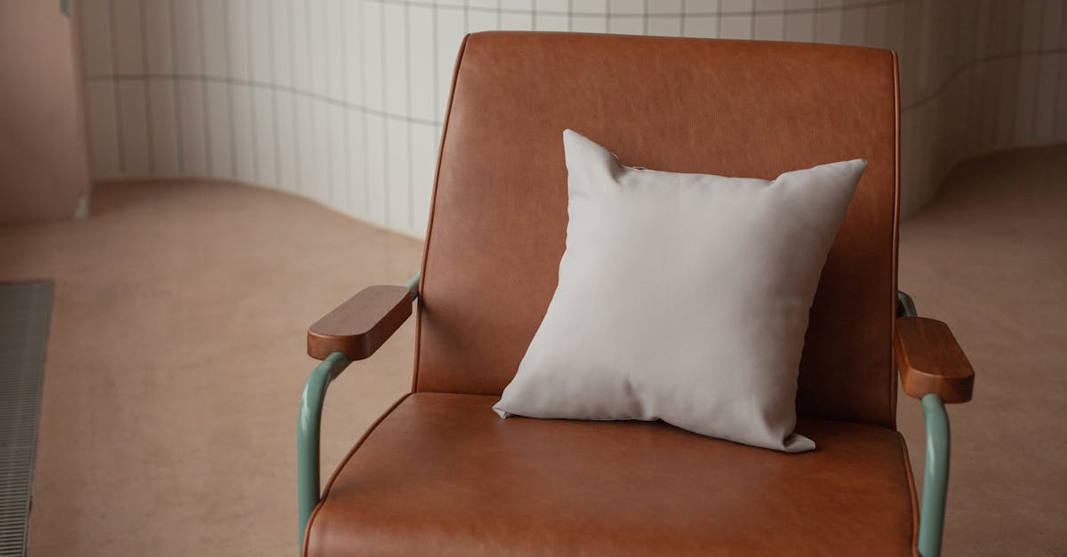 découvrez notre sélection de fauteuils en cuir élégants, alliant confort, style et durabilité pour sublimer votre intérieur. parfaits pour le salon, le bureau ou la salle à manger.