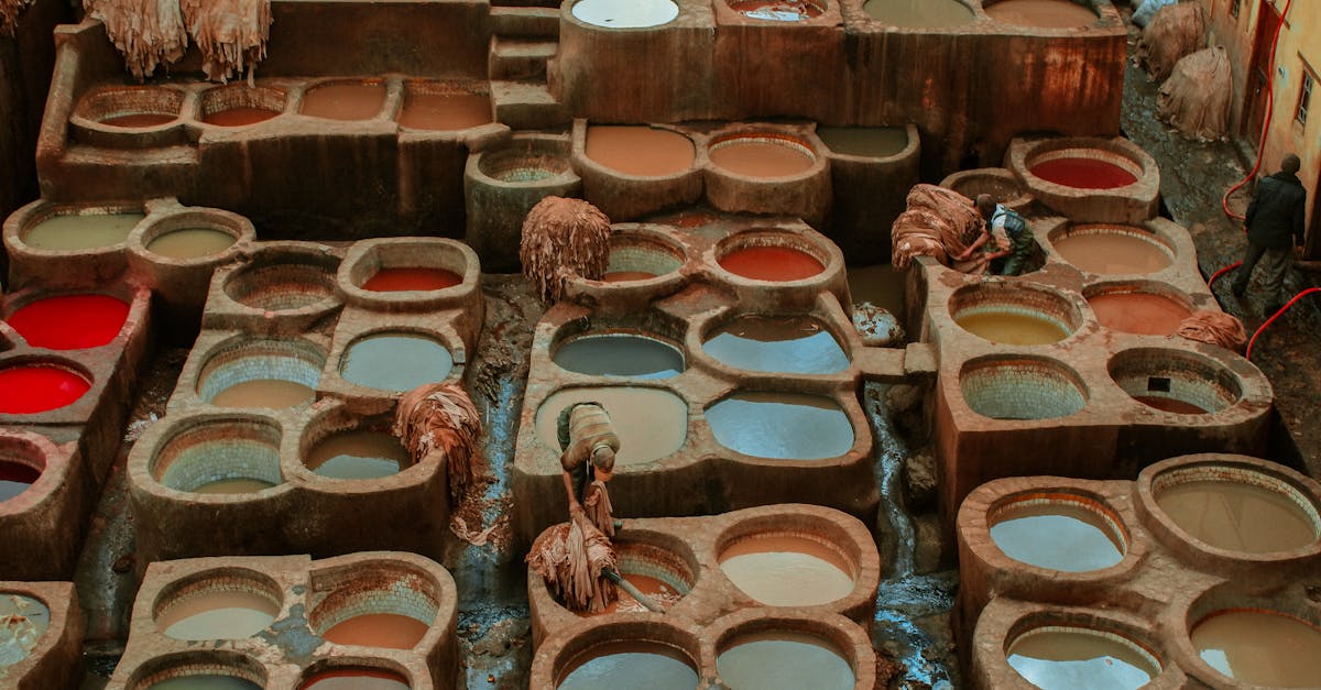 découvrez tout sur la teinture du cuir : techniques, astuces, choix des colorants et conseils pour réussir vos projets de personnalisation et de restauration d’objets en cuir.