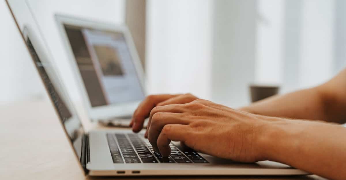 découvrez le macbook air 2019 : un ordinateur portable fin, léger et performant, idéal pour le travail et les loisirs. profitez d'un écran retina, d'une autonomie longue durée et de la qualité apple.