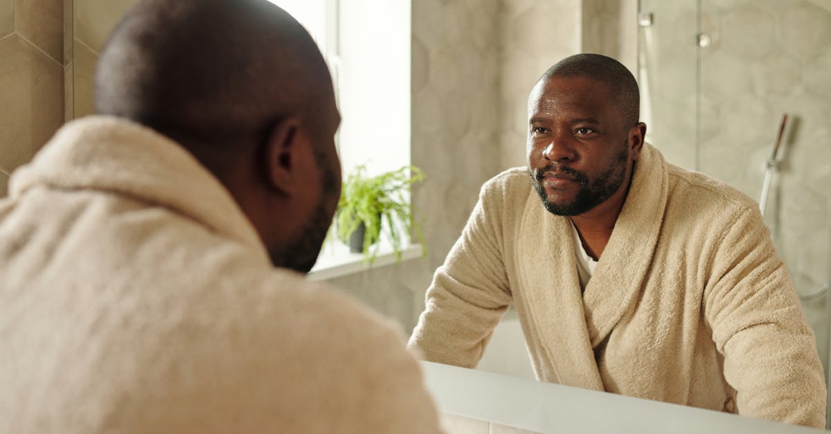 découvrez notre collection de peignoirs pour homme alliant confort, élégance et qualité. idéal pour vos moments de détente à la maison, après la douche ou au spa.