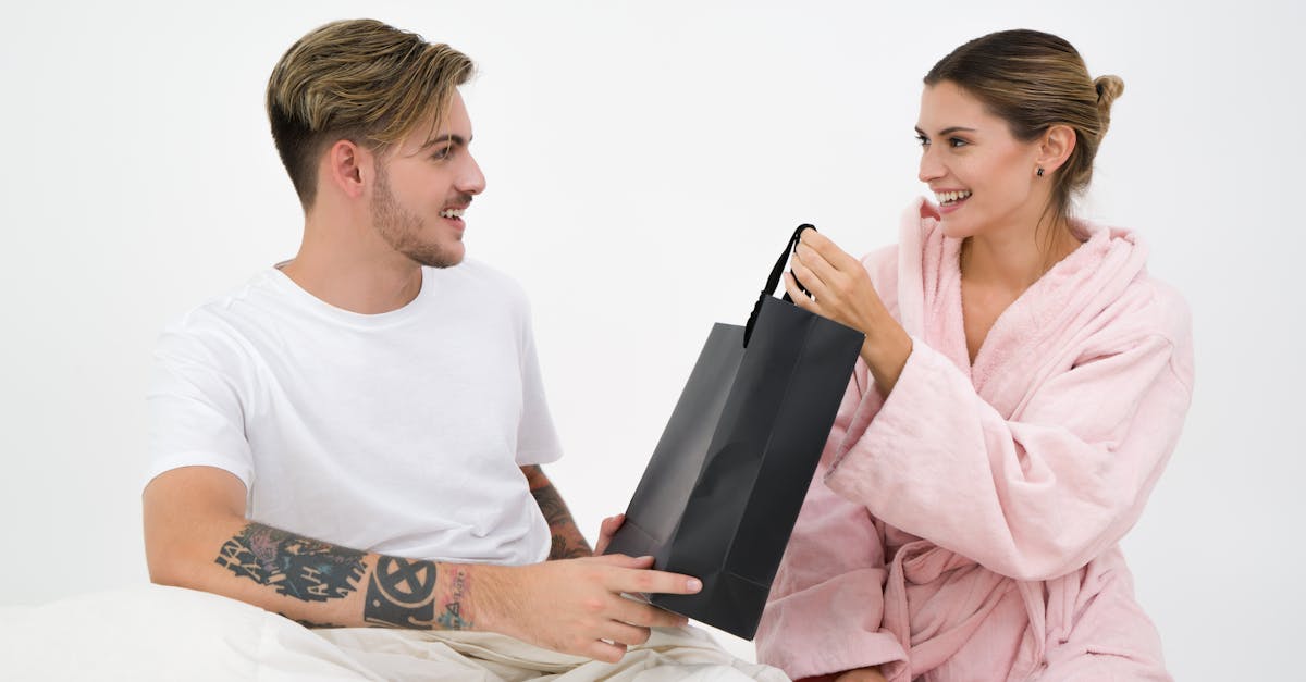 découvrez notre sélection de peignoirs pour homme, confortables et élégants, parfaits pour la sortie de bain ou les moments de détente à la maison. choisissez la douceur et le style adaptés à votre quotidien !