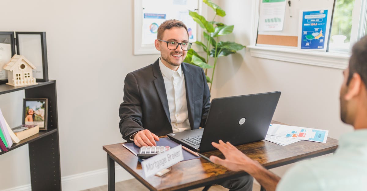 calculez facilement vos mensualités de prêt immobilier avec notre calculatrice hypothécaire simple et rapide. estimez votre capacité d'emprunt, le coût total de votre crédit et obtenez un aperçu clair de votre projet immobilier.