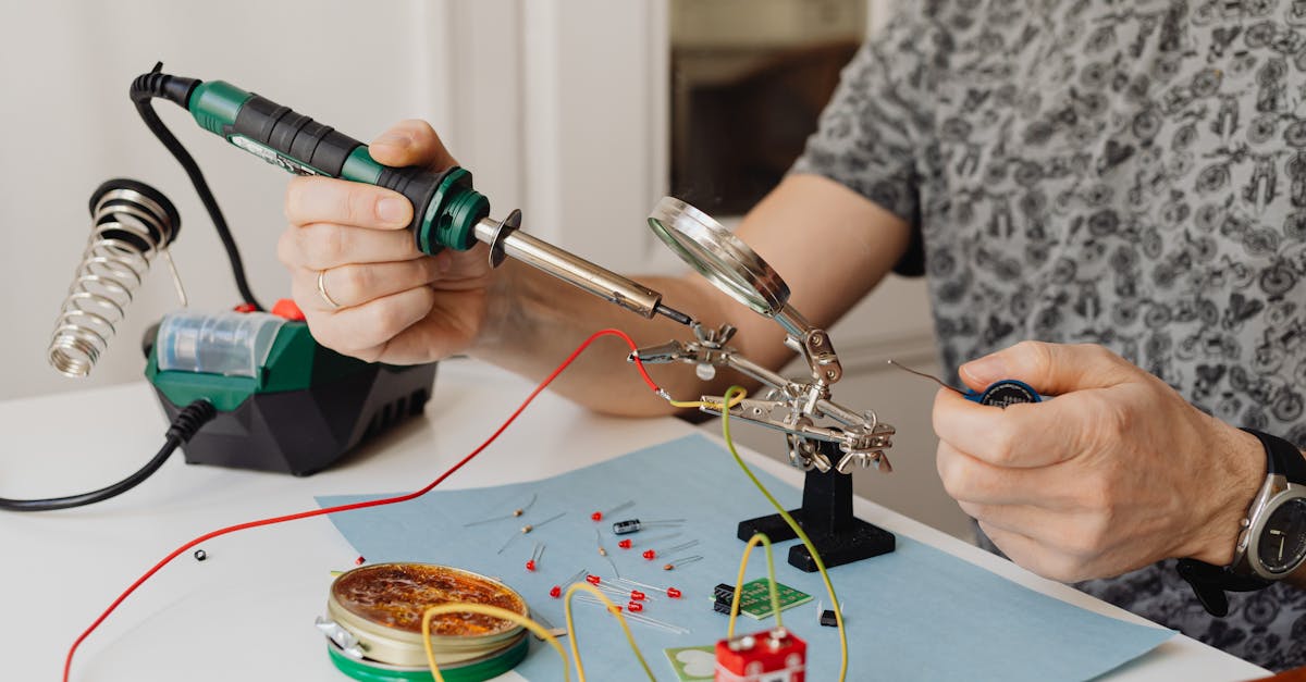 découvrez tout sur le multimètre : un outil indispensable pour mesurer la tension, le courant et la résistance électriques. guide d'utilisation, conseils d'achat et meilleures pratiques pour électriciens et bricoleurs.