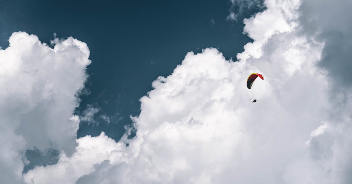 découvrez tout ce qu'il faut savoir sur le parachute : fonctionnement, sécurité, histoire et conseils pour bien débuter dans le parachutisme.