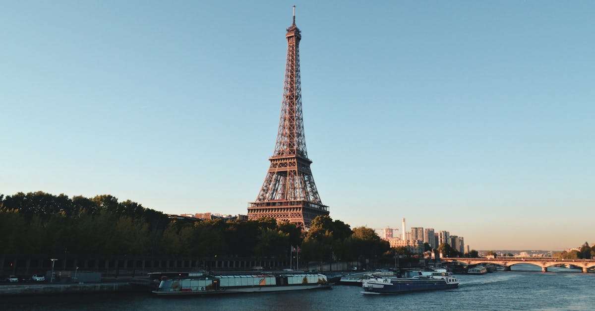 découvrez paris, la ville lumière : ses monuments emblématiques, sa gastronomie raffinée, sa culture vibrante et ses charmants quartiers à explorer pour une expérience inoubliable.