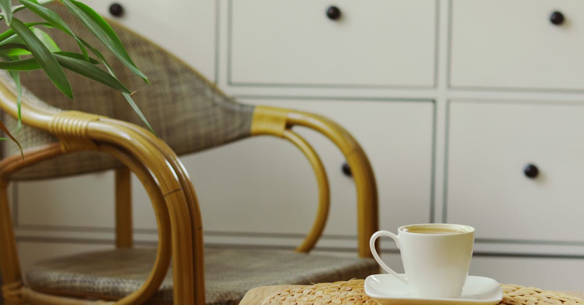 découvrez notre table basse en rotin alliant élégance et authenticité pour sublimer votre salon. pratique et tendance, elle apporte une touche naturelle à votre décoration intérieure.
