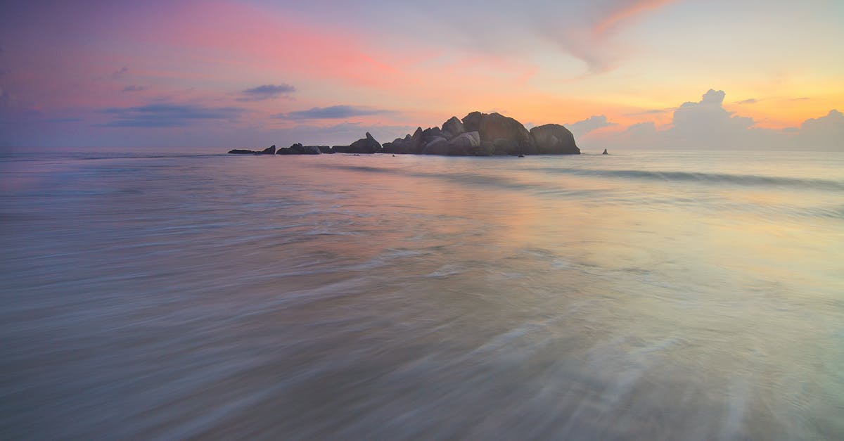 découvrez les seychelles, un paradis tropical de plages de sable blanc, lagons turquoise et nature préservée. destination idéale pour un séjour romantique ou des vacances de rêve.