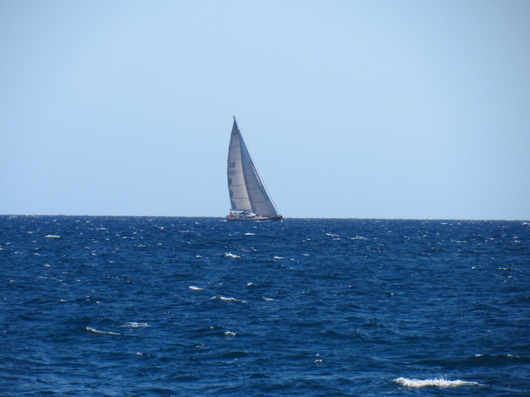 protégez votre espace extérieur du soleil grâce à une voile d'ombrage de qualité. découvrez comment installer et choisir la meilleure shade sail pour votre jardin ou terrasse.