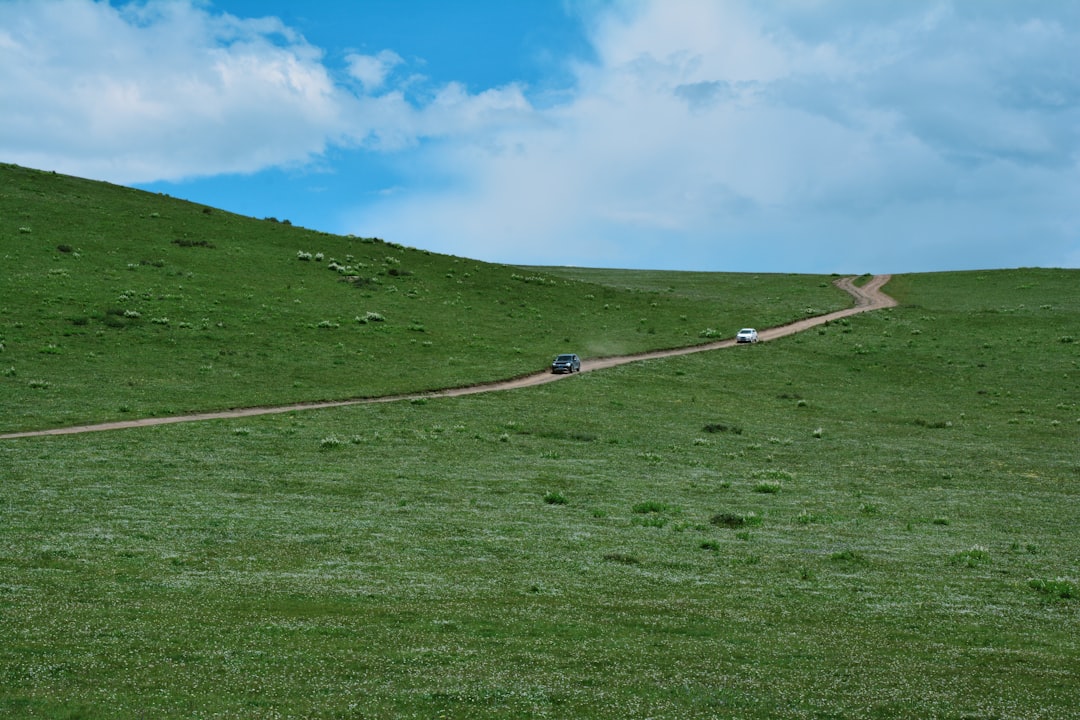 découvrez les meilleures solutions et techniques pour la stabilisation des pentes afin de prévenir l'érosion, les glissements de terrain et garantir la sécurité de vos projets de construction.