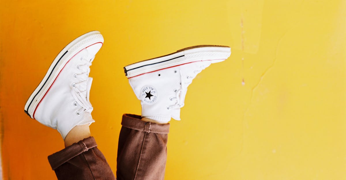 découvrez tout l’univers des sneakers : actualités, tendances, conseils d’entretien et sélections de baskets pour tous les styles. trouvez la paire idéale et affirmez votre style dès aujourd’hui !