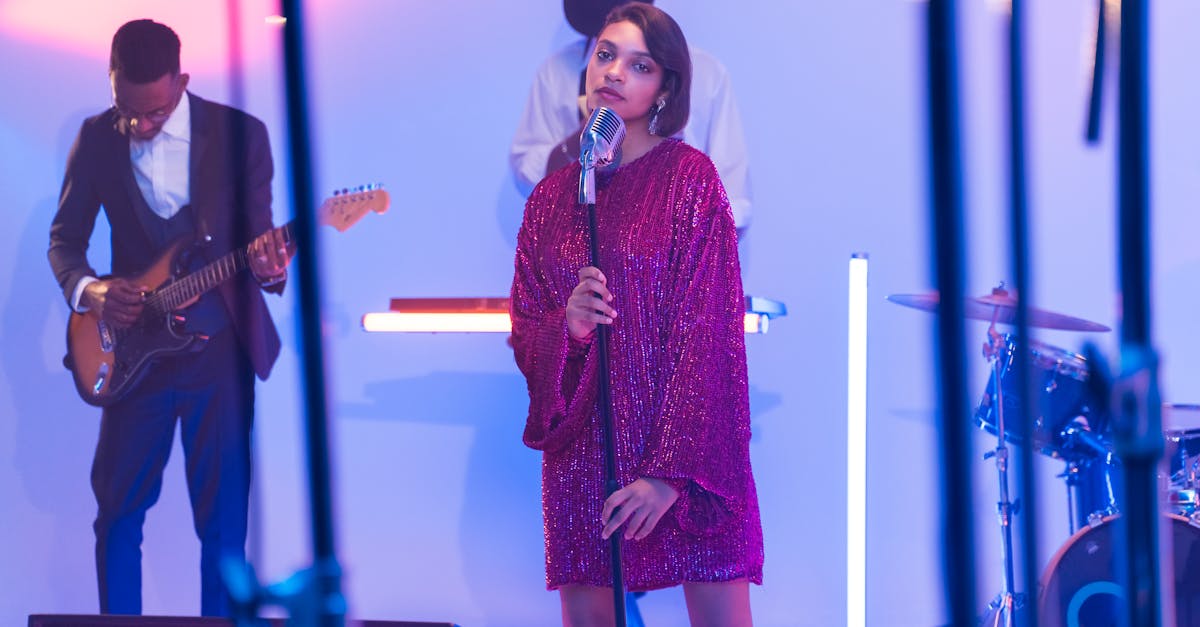 découvrez notre sélection de robes à paillettes, parfaites pour briller lors de vos soirées et occasions spéciales. alliez élégance et glamour avec nos sparkling dresses tendance pour un look inoubliable.