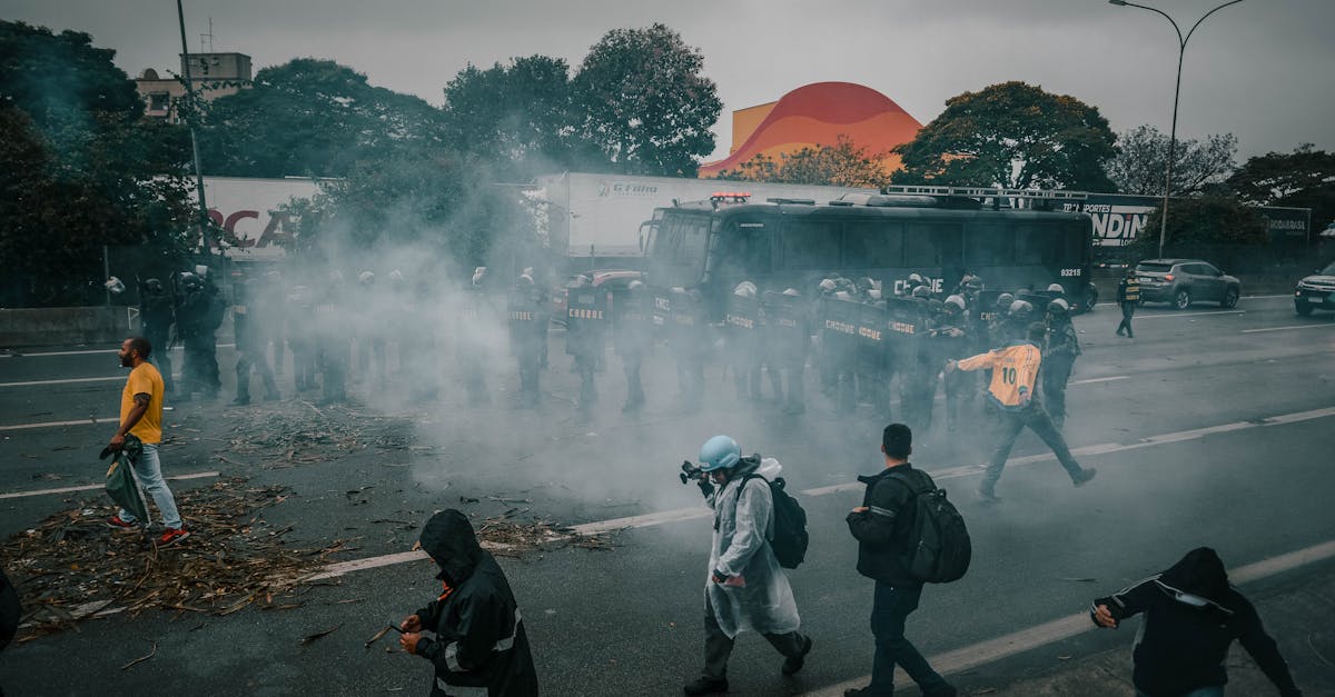 découvrez ce qu'est le gaz lacrymogène (tear gas), ses usages en maintien de l'ordre, ses effets sur la santé et les précautions à prendre en cas d'exposition.