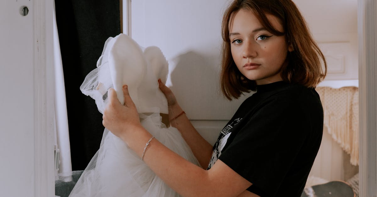 découvrez notre collection de robes de mariée pour adolescentes, alliant élégance, modernité et confort pour un jour inoubliable. styles variés et tendance pour tous les goûts.