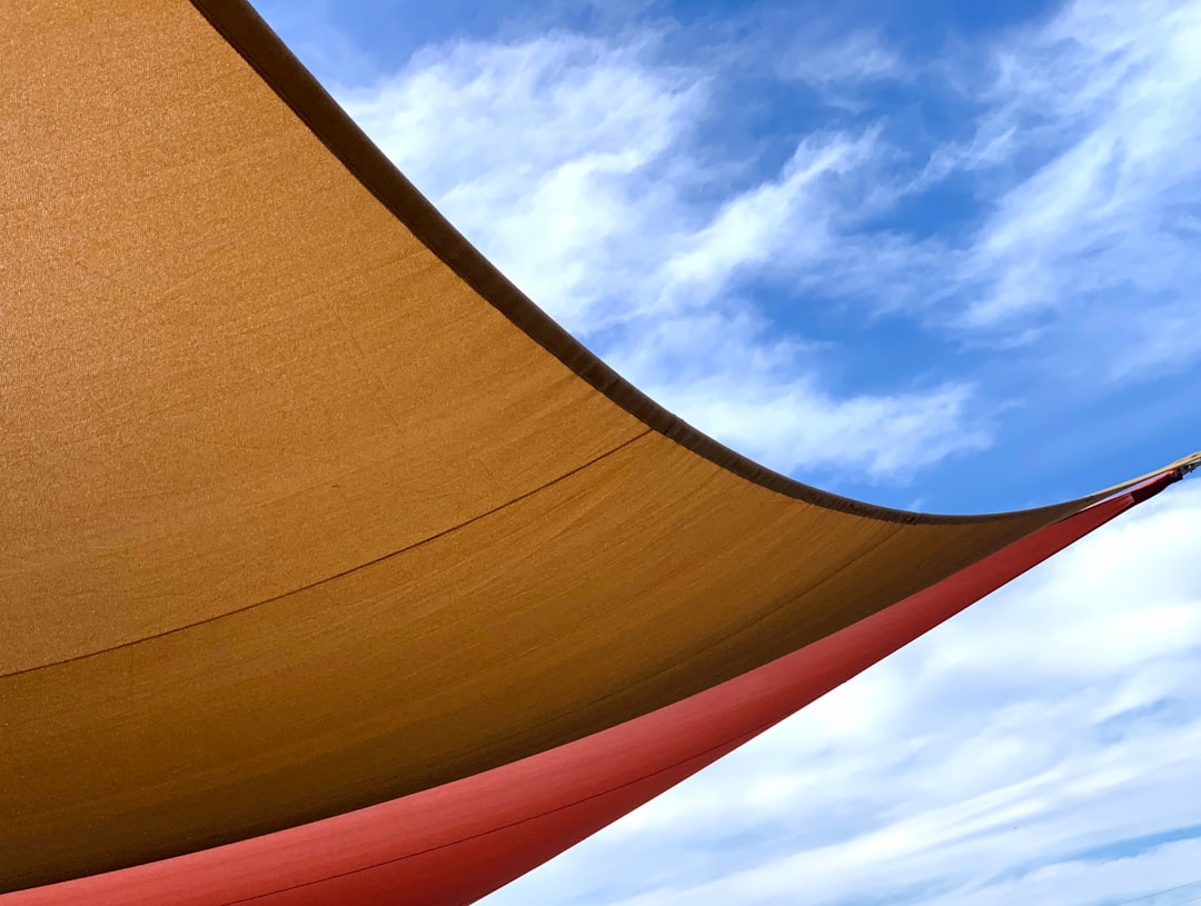 découvrez notre voile d'ombrage trapézoïdale, idéale pour créer des espaces ombragés élégants et protégés. facile à installer, résistante aux intempéries, parfaite pour terrasses, jardins et patios.