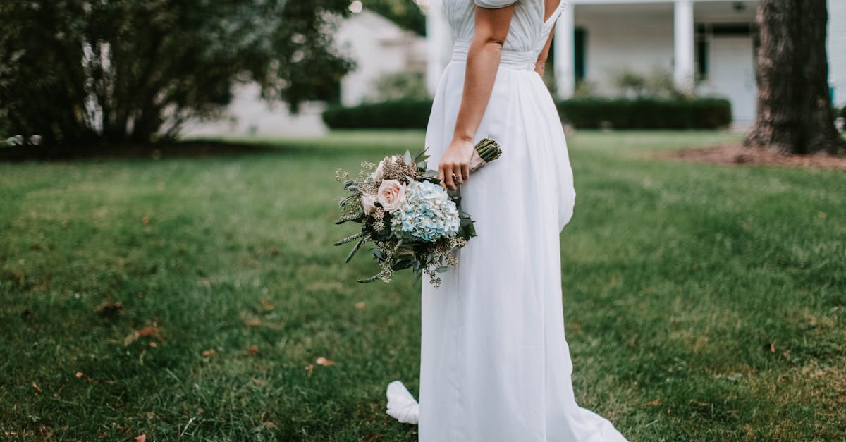 découvrez notre collection élégante de robes de mariée pour toutes les silhouettes. trouvez la robe parfaite et sublimez votre mariage avec style et raffinement.
