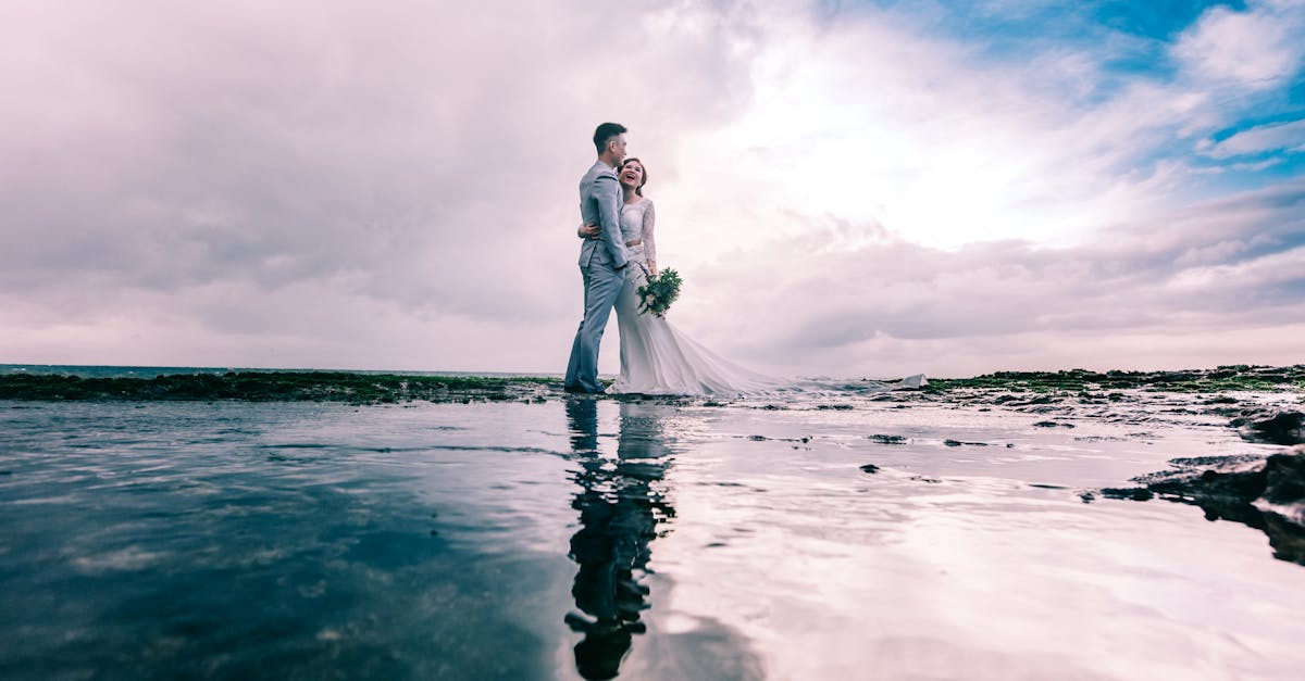 découvrez notre collection de robes de mariée élégantes et modernes, parfaites pour sublimer le plus beau jour de votre vie. trouvez la robe de mariage de vos rêves parmi un large choix de styles et de tailles.