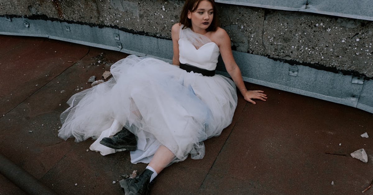 découvrez notre collection de robes de mariée élégantes et sophistiquées pour sublimer votre grand jour. trouvez la robe parfaite qui correspond à votre style et faites de votre mariage un moment inoubliable.