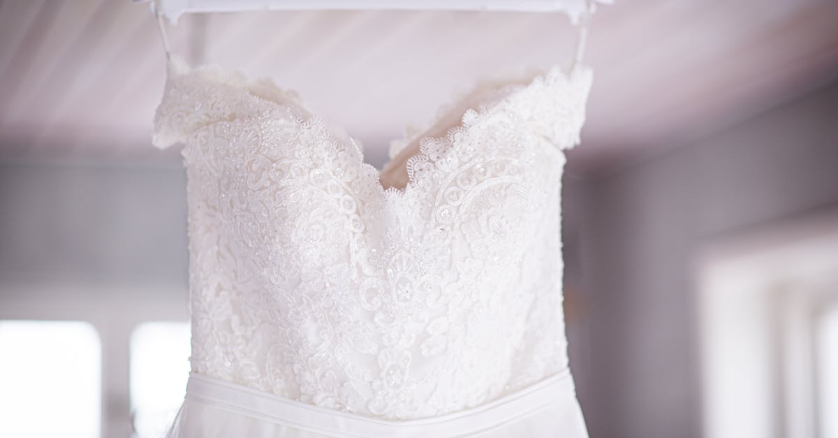 découvrez notre sélection élégante de robes de mariée : styles tendances, tissus raffinés et conseils pour trouver la robe parfaite pour votre grand jour. trouvez l'inspiration pour un mariage inoubliable.
