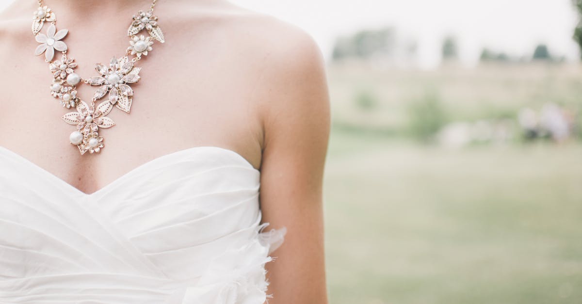 découvrez notre collection de robes de mariée élégantes et raffinées pour faire de votre journée de mariage un moment inoubliable. trouvez la robe parfaite adaptée à votre style et à votre personnalité.