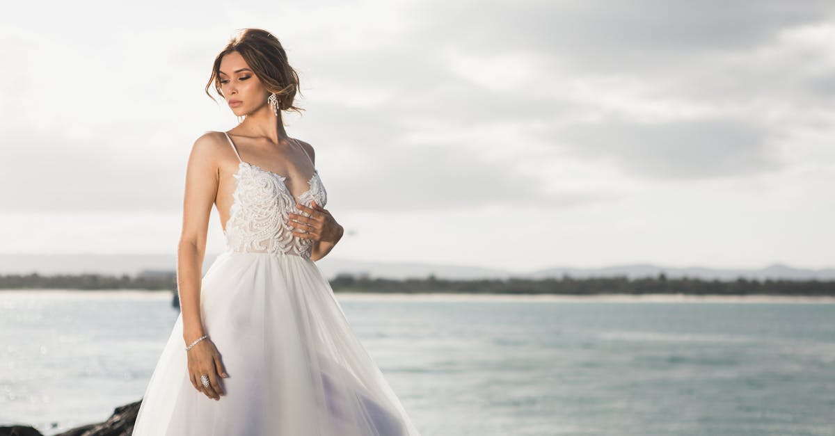 découvrez notre sélection de robes de mariée élégantes et tendance pour faire de votre jour spécial un moment inoubliable. choisissez la robe parfaite pour sublimer votre mariage !