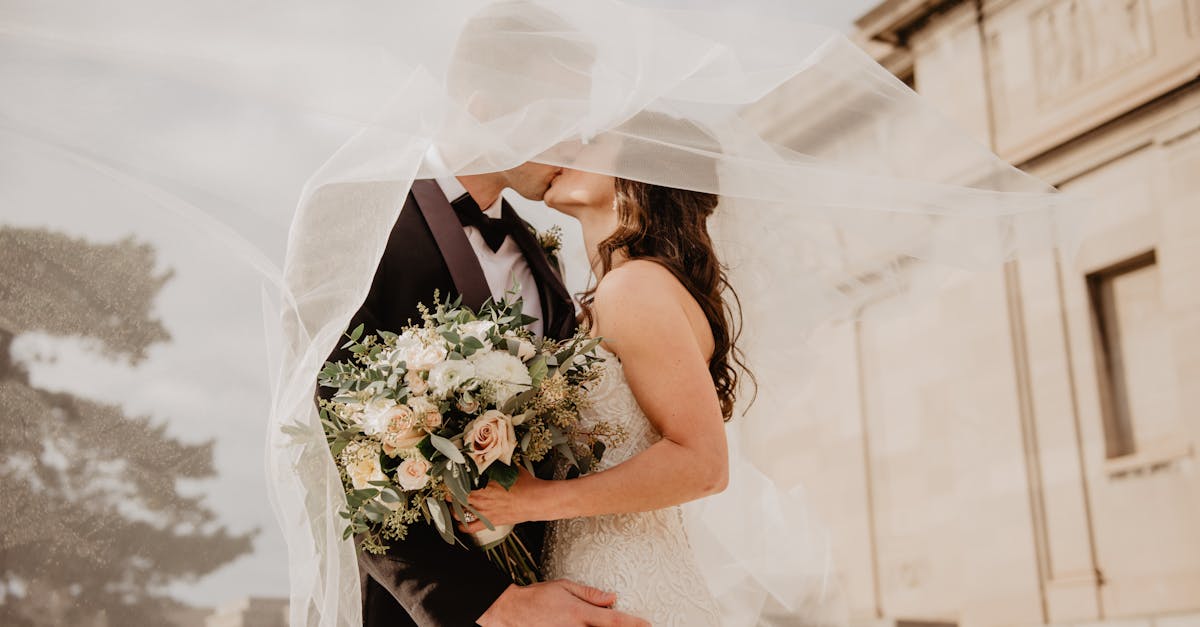 découvrez notre collection de robes de mariée élégantes et raffinées pour sublimer le plus beau jour de votre vie. trouvez la robe parfaite pour un mariage inoubliable.