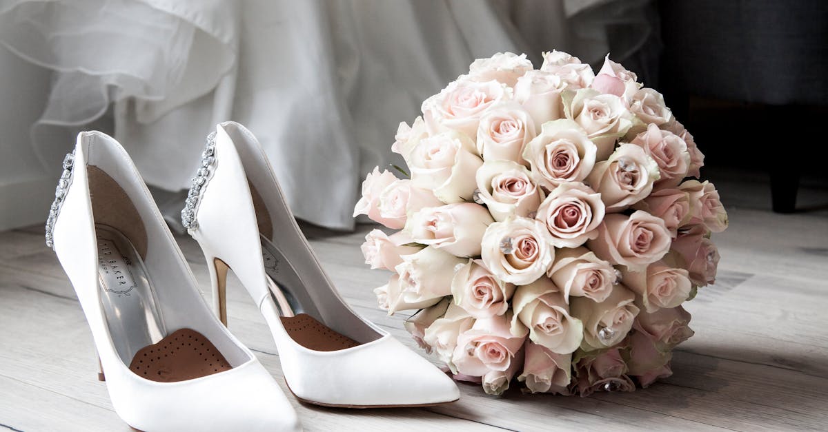 découvrez notre sélection de robes de mariée élégantes et tendances, parfaites pour sublimer votre grand jour. trouvez la robe de mariage de vos rêves et vivez un moment inoubliable.