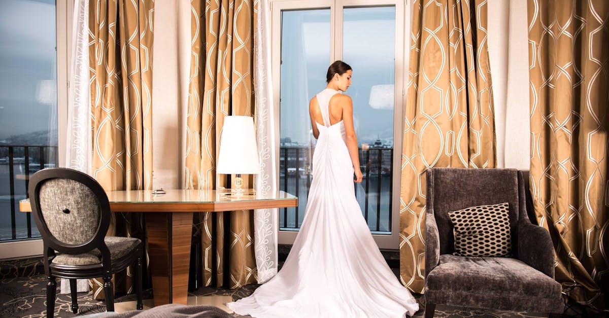 découvrez notre sélection de robes de mariée élégantes et tendance pour rendre votre jour spécial inoubliable. styles variés, conseils sur-mesure et qualité exceptionnelle pour toutes les futures mariées.