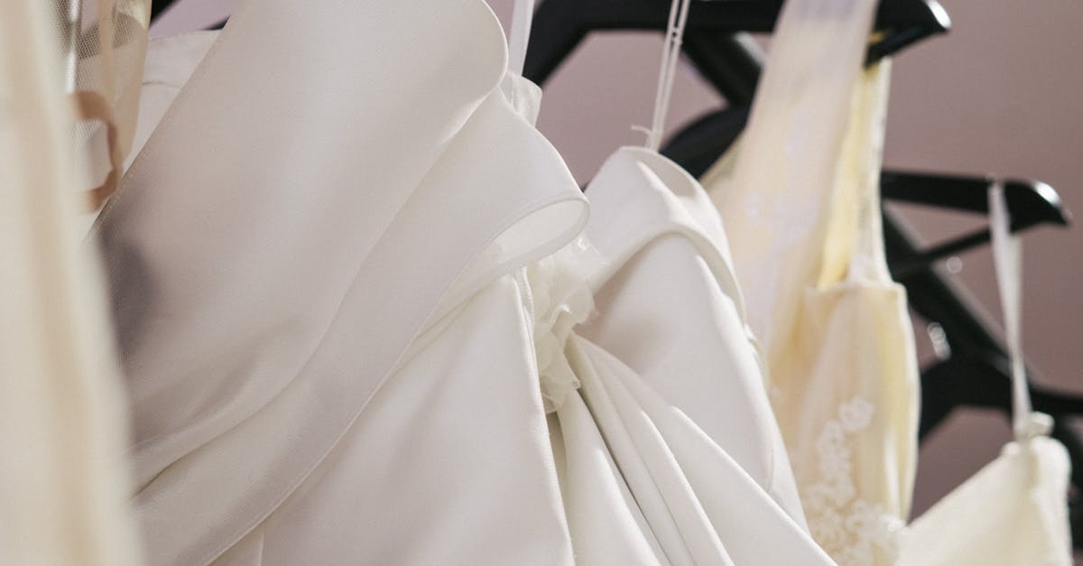 découvrez notre boutique de robes de mariée : un large choix de modèles élégants, tendances et personnalisés pour faire de votre mariage un moment inoubliable. essayages sur rendez-vous et conseils sur mesure.