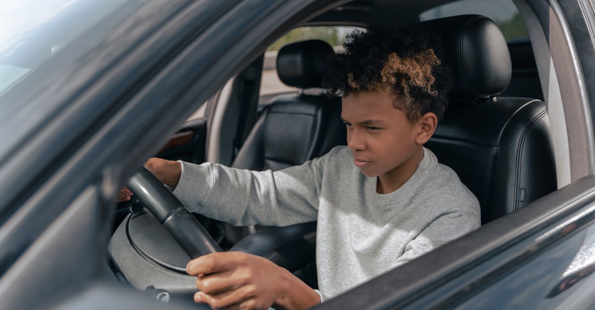 découvrez nos conseils et astuces pour les jeunes conducteurs afin de rouler en toute sécurité, bien choisir son assurance auto et profiter pleinement de la conduite dès les premiers kilomètres.
