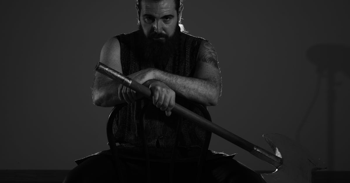 chaise rembourrée avec poignée, alliant confort et praticité pour un usage quotidien élégant et facile à déplacer.